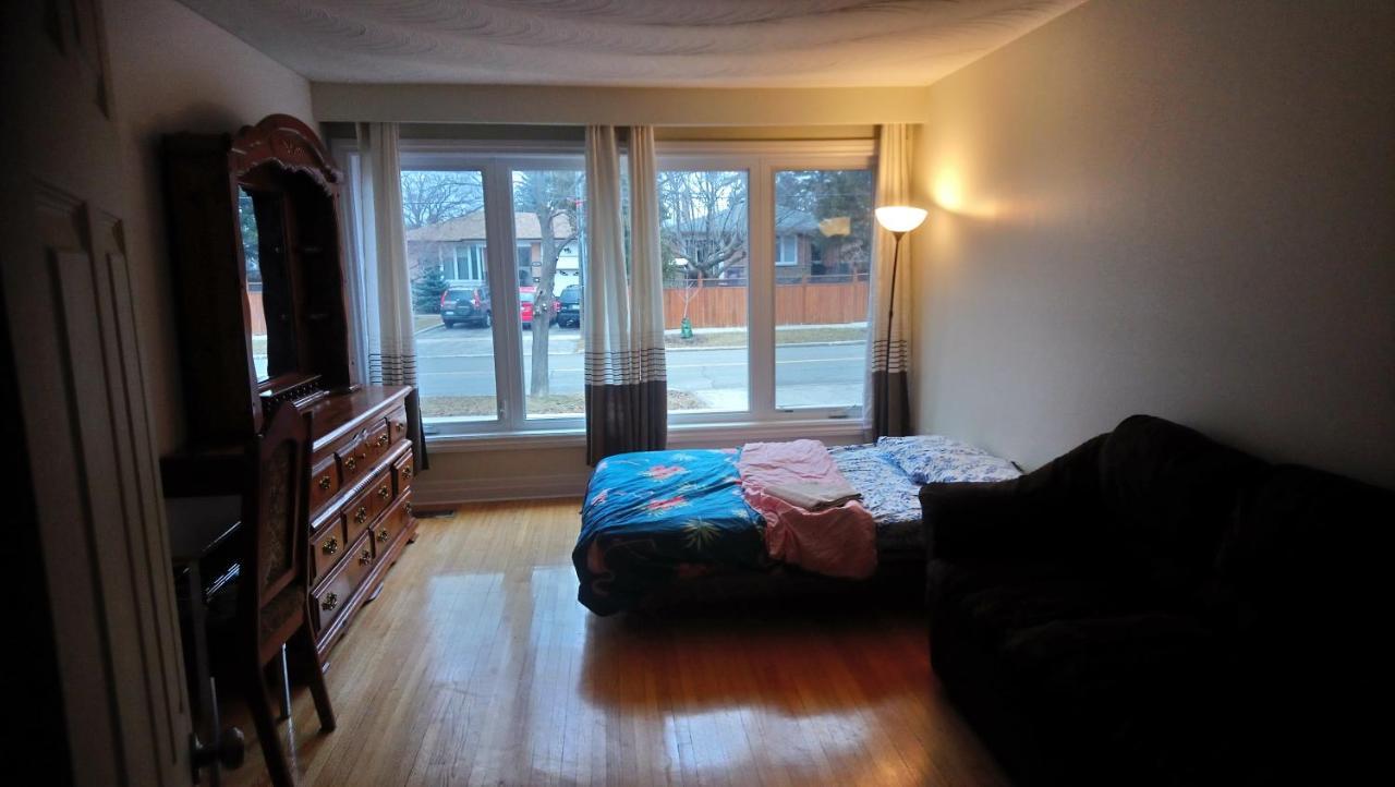 Private Rooms 5 Min Finch West Subway - York University Toronto Bagian luar foto