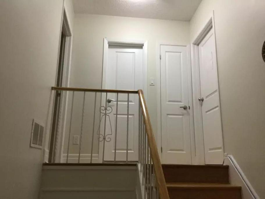 Private Rooms 5 Min Finch West Subway - York University Toronto Bagian luar foto