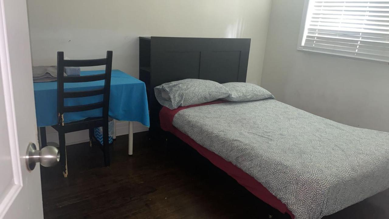 Private Rooms 5 Min Finch West Subway - York University Toronto Bagian luar foto