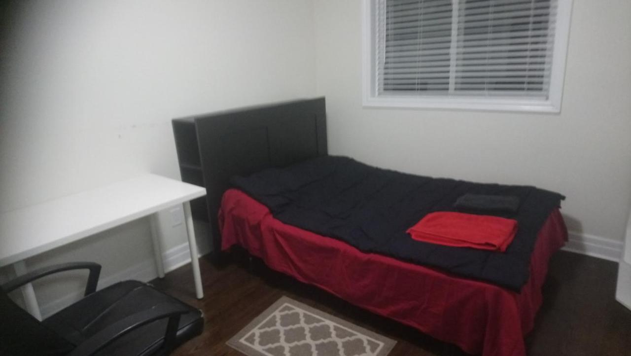 Private Rooms 5 Min Finch West Subway - York University Toronto Bagian luar foto